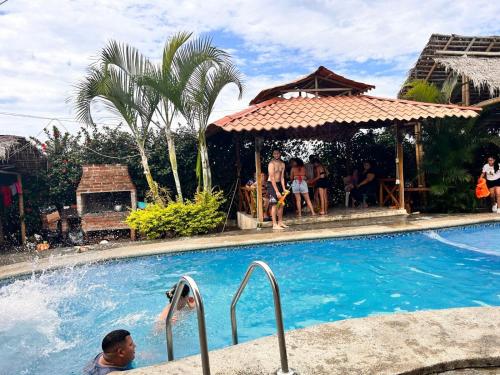 La alberca dentro o cerca de PiscinaCascolHostal