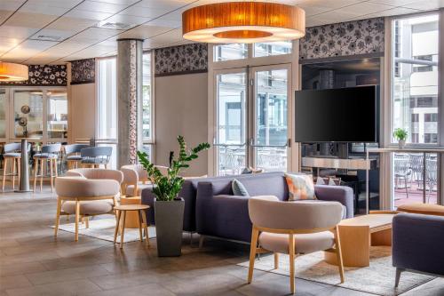 Una televisión o centro de entretenimiento en Spark by Hilton Lyon Ouest