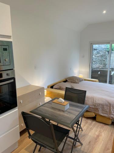 Ένα ή περισσότερα κρεβάτια σε δωμάτιο στο Small Cocoon Studio For 2 Pink Granite Coast
