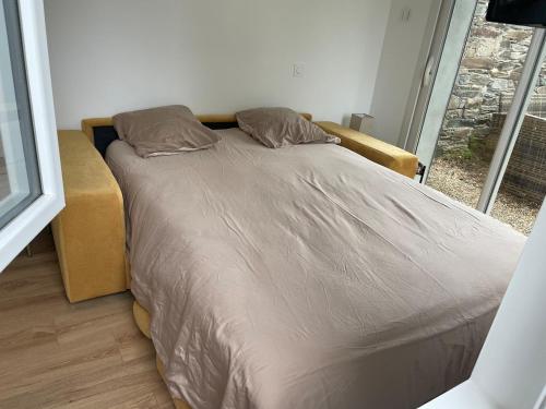 Ένα ή περισσότερα κρεβάτια σε δωμάτιο στο Small Cocoon Studio For 2 Pink Granite Coast