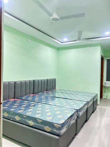 Postel nebo postele na pokoji v ubytování Guru Nest Coliving PG