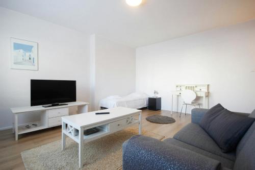 TV a/nebo společenská místnost v ubytování Central Apartment for 3