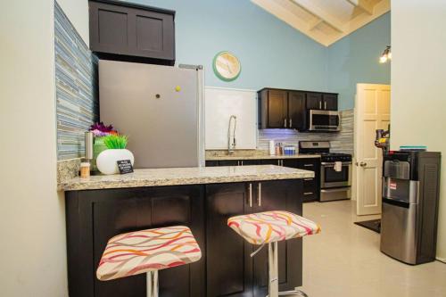 Una cocina o zona de cocina en Adorable Beach House in Draxhall Gated Pool Gym