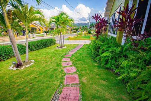 Jardín al aire libre en Adorable Beach House in Draxhall Gated Pool Gym