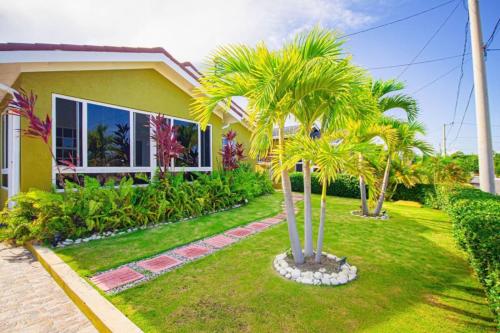 Jardín al aire libre en Adorable Beach House in Draxhall Gated Pool Gym