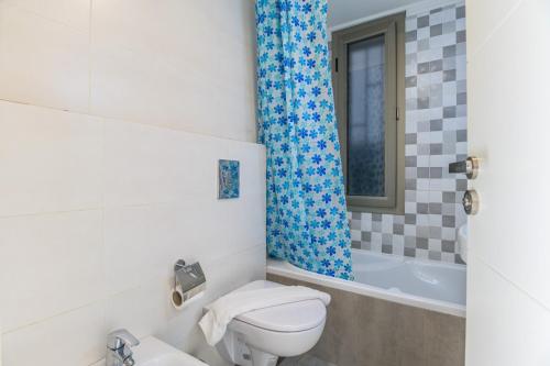 Ένα μπάνιο στο Elevate - Sleek 2-BR Apt by Santa Maria, Jal el Dib