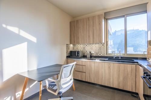 Η κουζίνα ή μικρή κουζίνα στο Elevate - Sleek 2-BR Apt by Santa Maria, Jal el Dib