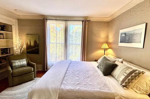 Ένα ή περισσότερα κρεβάτια σε δωμάτιο στο Lotus Suite