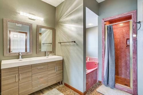 Bilik mandi di Peaceful 4BR Home - Yard, Family Comforts