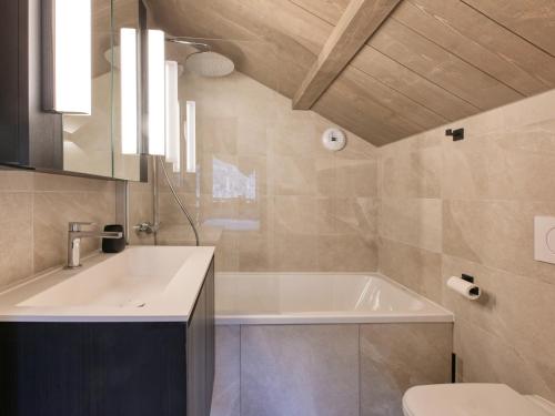 圣热尔韦莱班Chalet moderne à Saint-Gervais, 10 pers, sauna, proche pistes, parking, wifi - FR-1-663-46的带浴缸、马桶和水槽的浴室