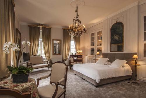 Onet le ChâteauにあるChâteau de Labro - Teritoriaのベッドルーム1室(ベッド1台付)、リビングルームが備わります。