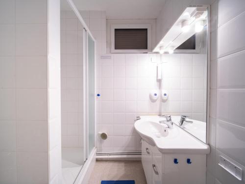 un bagno bianco con lavandino e doccia di Studio 6 pers. au Corbier, accès rapide aux pistes - FR-1-267-318 a Villarembert