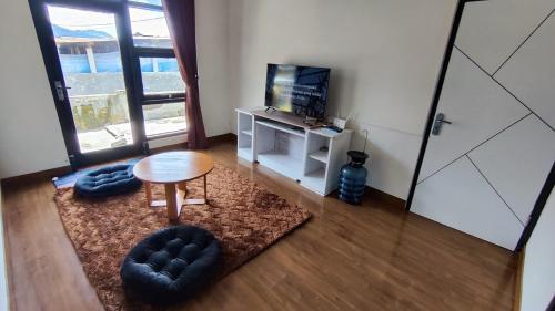 Μια τηλεόραση ή/και κέντρο ψυχαγωγίας στο Mustika Dieng Homestay Fullhouse