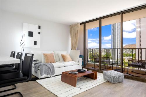 Posezení v ubytování Freshly Updated Condo in Waikiki with Free Parking