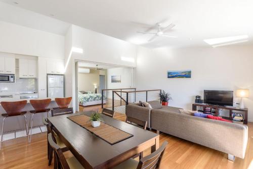 Η κουζίνα ή μικρή κουζίνα στο Rainbow Surf 4 - Rainbow Beach - Aircon - pool - walk to beach - Wifi