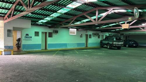 un parcheggio con una jeep parcheggiata al suo interno di Hotel Cajigal Caracas a Caracas
