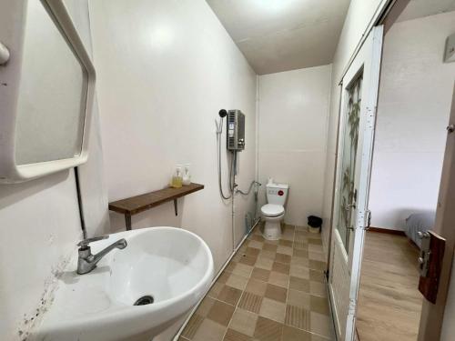 Un baño de COOL CAMPING-Khun Khao2