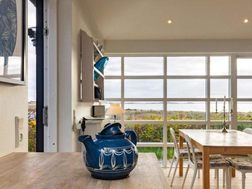 Μια τηλεόραση ή/και κέντρο ψυχαγωγίας στο 4 person holiday home in Martofte-By Traum
