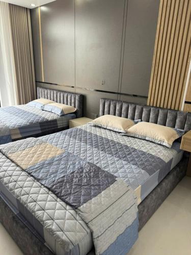 two twin beds in a room with at Homestay 1986 & Homestay Vinhomes Vu Yen, Hai Phong City 