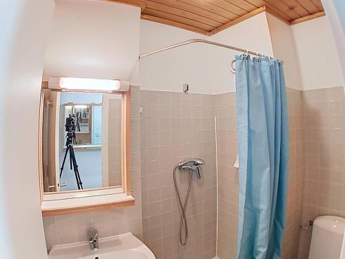 Koupelna v ubytování Chambre cosy près du centre de Val d'Isère, 5 mins des pistes, casier à ski, navettes gratuites - FR-1-518-128