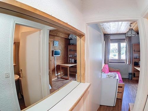 Postel nebo postele na pokoji v ubytování Chambre cosy près du centre de Val d'Isère, 5 mins des pistes, casier à ski, navettes gratuites - FR-1-518-128