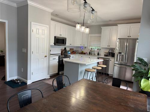 Dapur atau dapur kecil di Family stay with Pets, EV Charger, Peloton