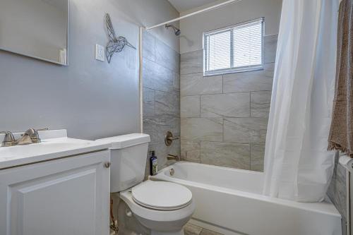 Ένα μπάνιο στο Serene Simplicity Close To I-55 Graceland Airport