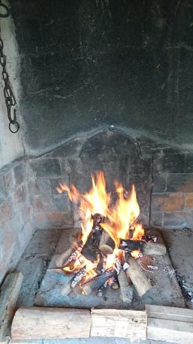 - un four en briques avec une cheminée dans l'établissement Les prairies Mas Roux, à Raphèle