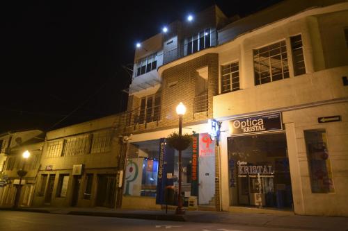 a street light in front of a building at night at Hotel Granada Plaza in Manizales