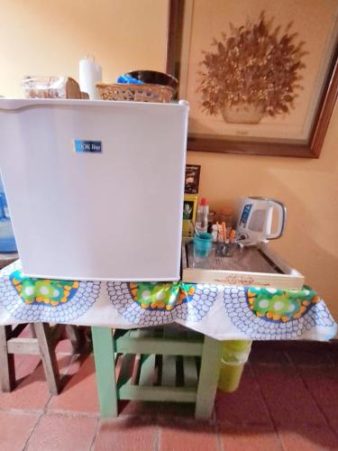 a kitchen counter with a table with a computer on it at Hospedaje Lo de anita in Matheu
