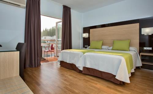 Tempat tidur dalam kamar di Hotel Baviera