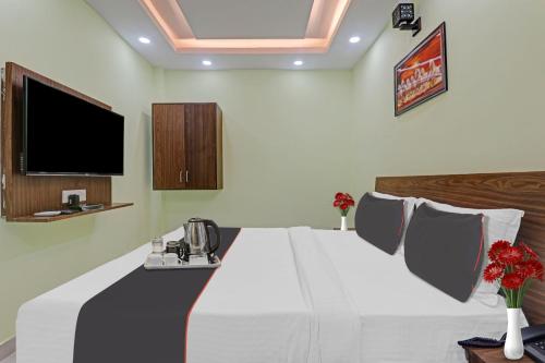 Televisyen dan/atau pusat hiburan di Hotel O Shiva Palace