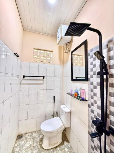 un baño con inodoro y ducha en Villa Marlinda, en Narmada