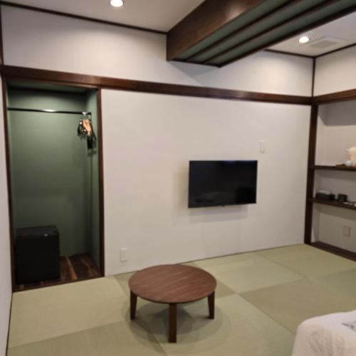 上野ファーストシティホテルにあるテレビまたはエンターテインメントセンター