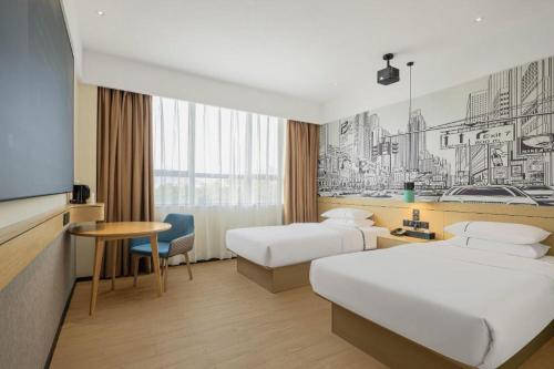 pokój hotelowy z dwoma łóżkami i telewizorem w obiekcie City Comfort Inn Chengdu Wenjiang Zhujiang Square Guanghua Park Metro Station w mieście Chengdu