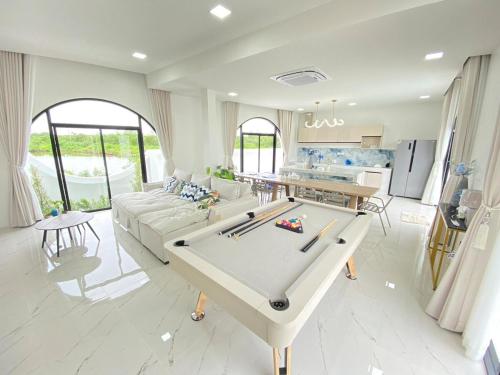 にあるSasirin Pool Villa'sのビリヤード台のあるリビングルーム