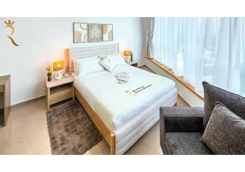 ein kleines Schlafzimmer mit einem Bett und einer Couch in der Unterkunft Al Reef Modern Escape -Sleek, Sunny & Serene in Abu Dhabi