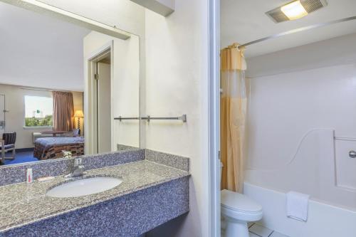 Kúpeľňa v ubytovaní Days Inn Windcrest by Wyndham San Antonio