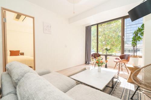 4 min walk to Otemachi station! 12 min walk to Tokyo Station! Spacious 3LDK, large glass windows with good lighting, elevator, convenient transportation, walking distance to the Imperial Palace!