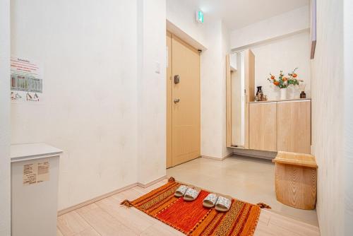 4 min walk to Otemachi station! 12 min walk to Tokyo Station! Spacious 3LDK, large glass windows with good lighting, elevator, convenient transportation, walking distance to the Imperial Palace!