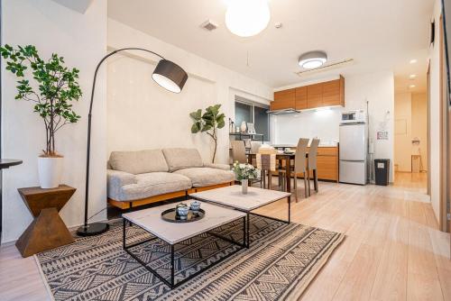 4 min walk to Otemachi station! 12 min walk to Tokyo Station! Spacious 3LDK, large glass windows with good lighting, elevator, convenient transportation, walking distance to the Imperial Palace!