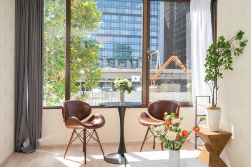 4 min walk to Otemachi station! 12 min walk to Tokyo Station! Spacious 3LDK, large glass windows with good lighting, elevator, convenient transportation, walking distance to the Imperial Palace!