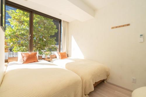 4 min walk to Otemachi station! 12 min walk to Tokyo Station! Spacious 3LDK, large glass windows with good lighting, elevator, convenient transportation, walking distance to the Imperial Palace!
