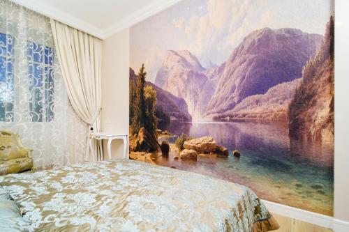 1 dormitorio con una pintura en la pared en CENTRE! Volodarskogo, en Minsk