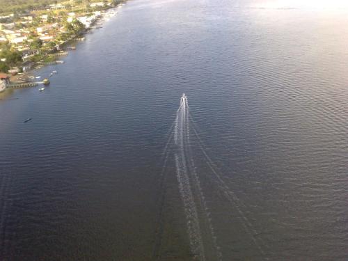 an aerial view of a boat in the water at Hotel Marina Clube de Pesca in Cananéia