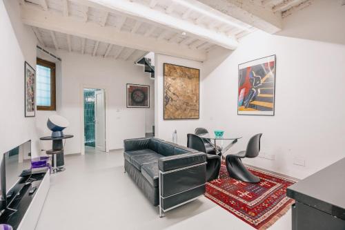 a living room with a couch and a table at Duplex d'Art - Centro Storico di Arezzo in Arezzo