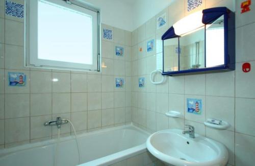 Apartman Tramontana في أوباتيا: حمام مع حوض ومغسلة ومرآة