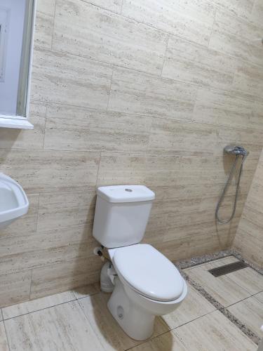 a bathroom with a toilet and a sink at Maison d'hôtes Houria in Laghouat