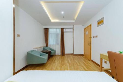 Ένα ή περισσότερα κρεβάτια σε δωμάτιο στο GreenTree Inn High-tech Zone Shandong University Bathing Beach Hotel
