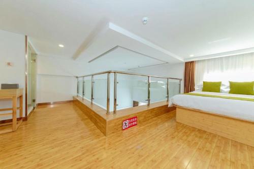 Ένα ή περισσότερα κρεβάτια σε δωμάτιο στο GreenTree Inn High-tech Zone Shandong University Bathing Beach Hotel